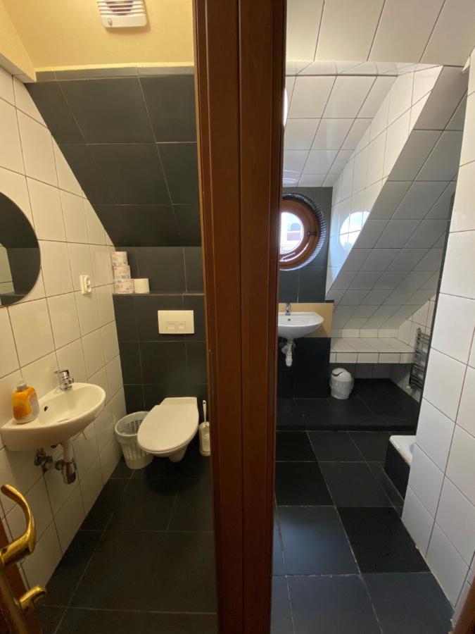 Hostel Przy Targu Rybnym กดัญสก์ ภายนอก รูปภาพ